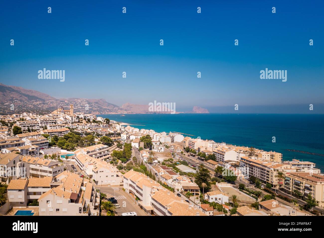 Sonniger Tag, Sommer, spanische Mittelmeerküste Landschaft. Strand mit türkisfarbenem Wasser. Touristische Sonne und Strand Wahrzeichen in Altea, Valencia, Spanien Stockfoto