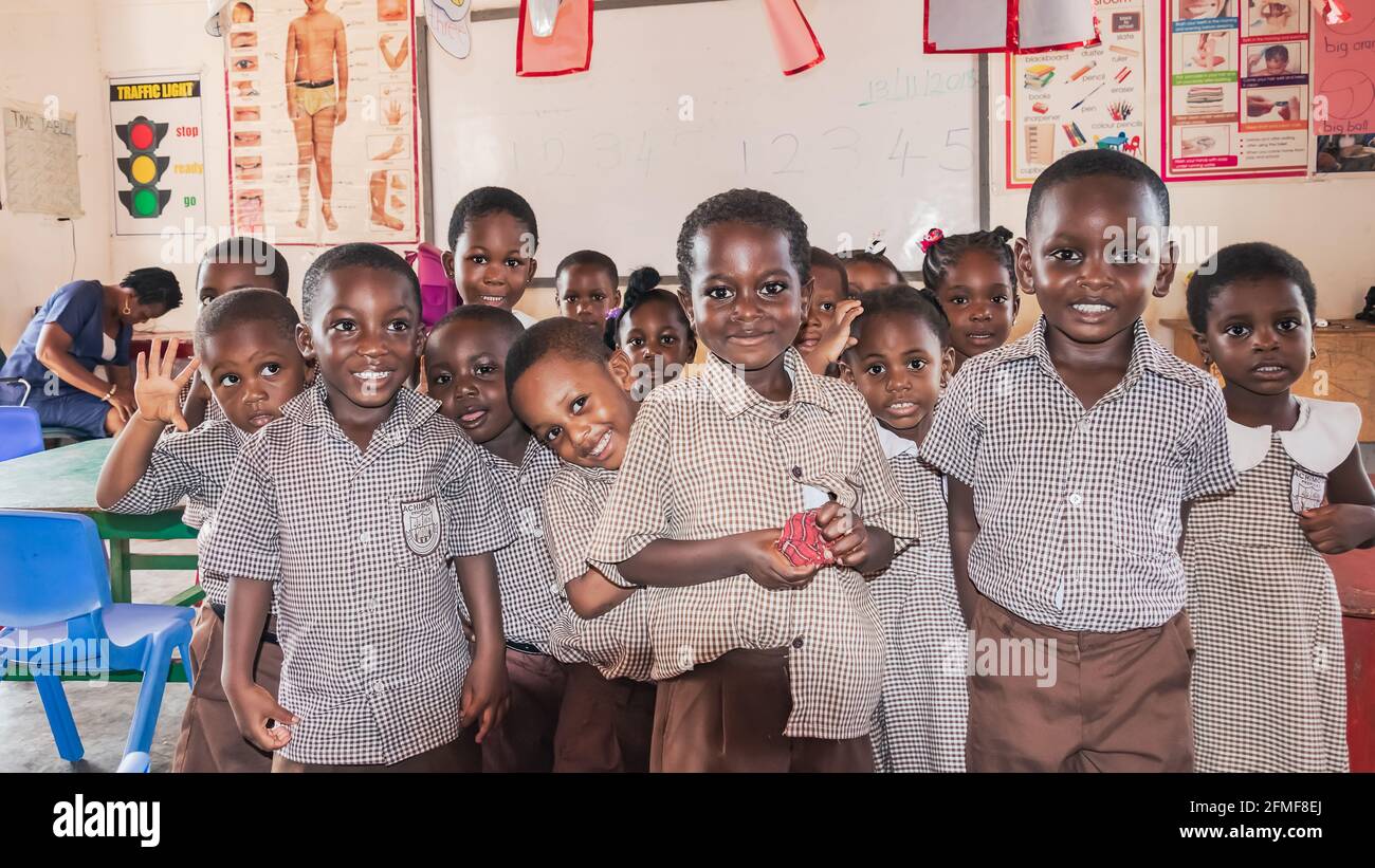 Schulkinder einer Schule in Accra posieren vor der Kamera. Das Foto wurde in Achimota, im nördlichen Teil von Accra Ghana 2018, aufgenommen Stockfoto