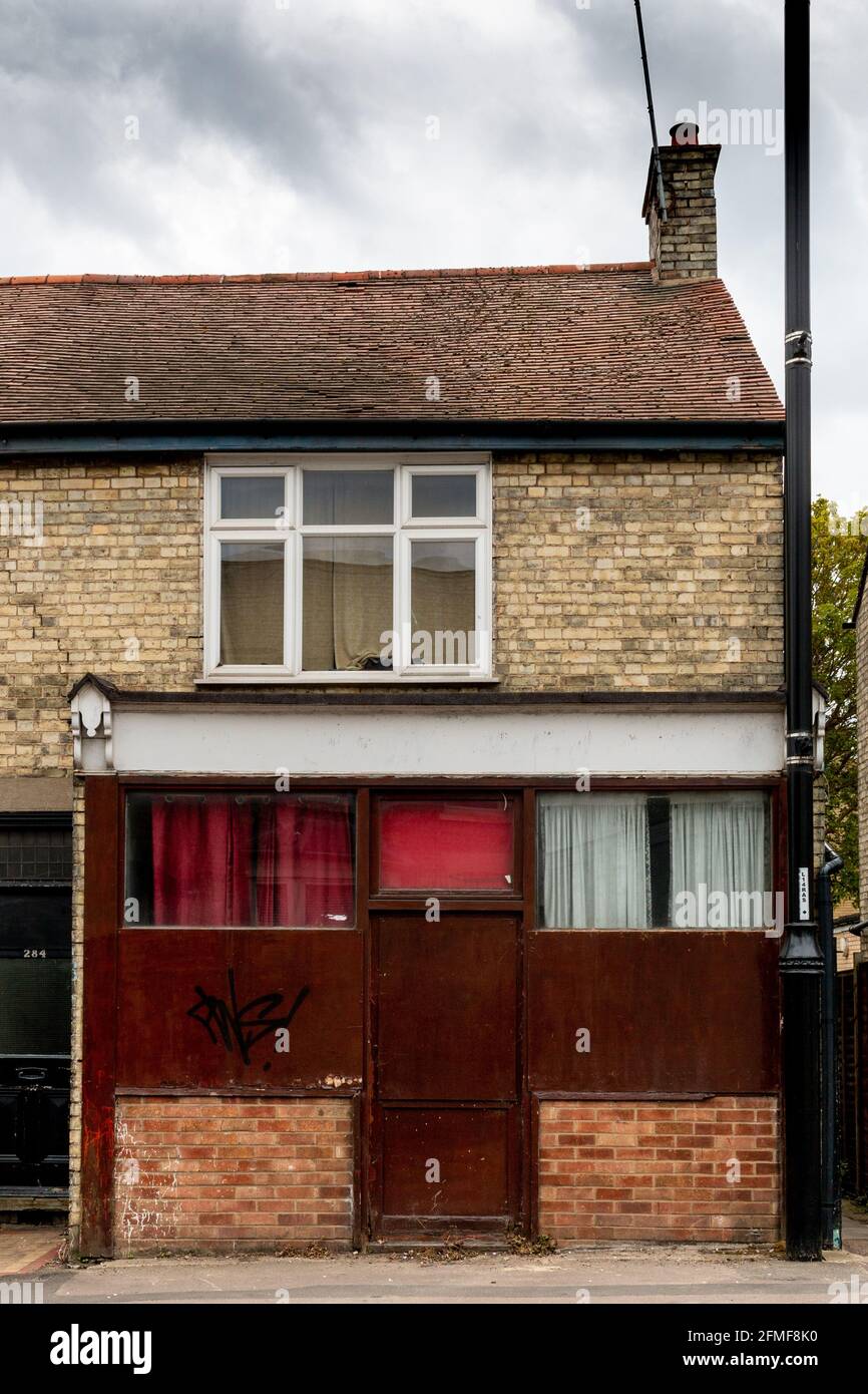 Außenansicht eines Hauses, das aus einem Geschäft umgebaut wurde. Mill Road, Cambridge. Stockfoto