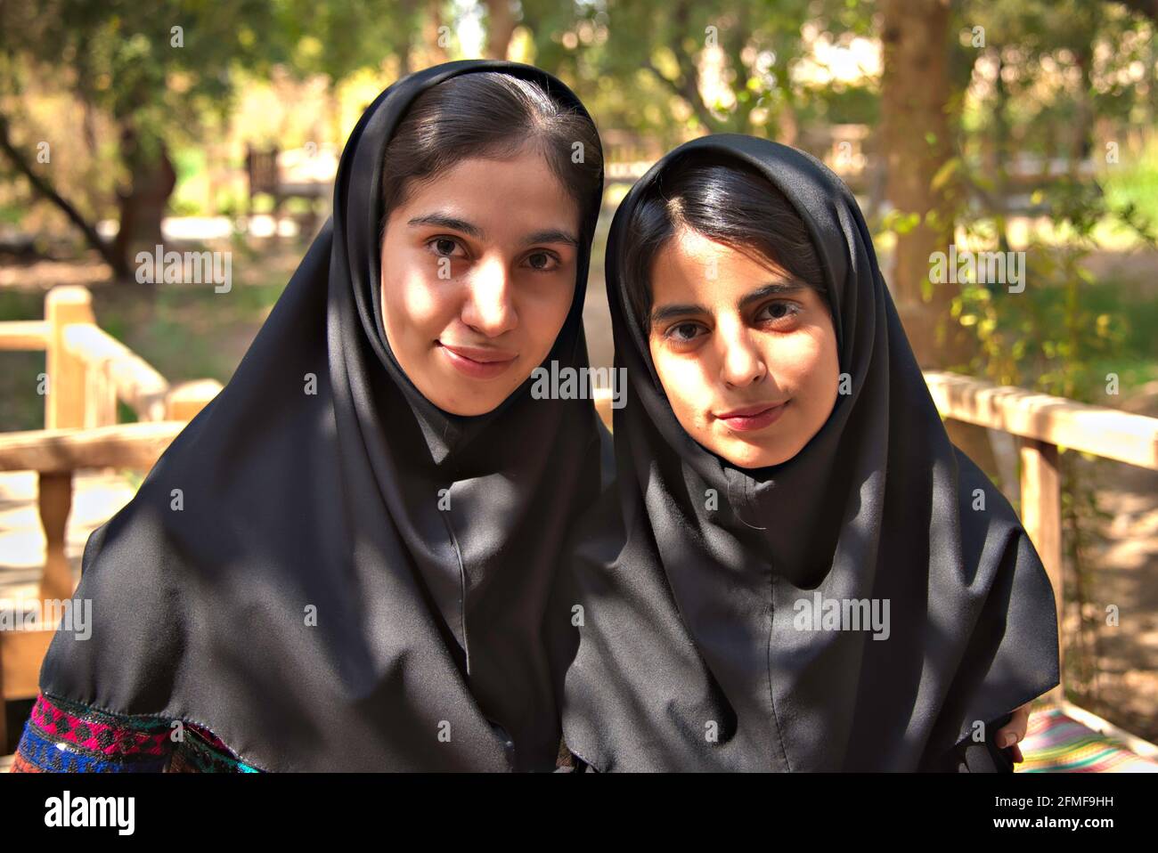 Zwei junge Damen in Bagh-e Dowlat Abad Gardens, Yazd, Iran. Stockfoto