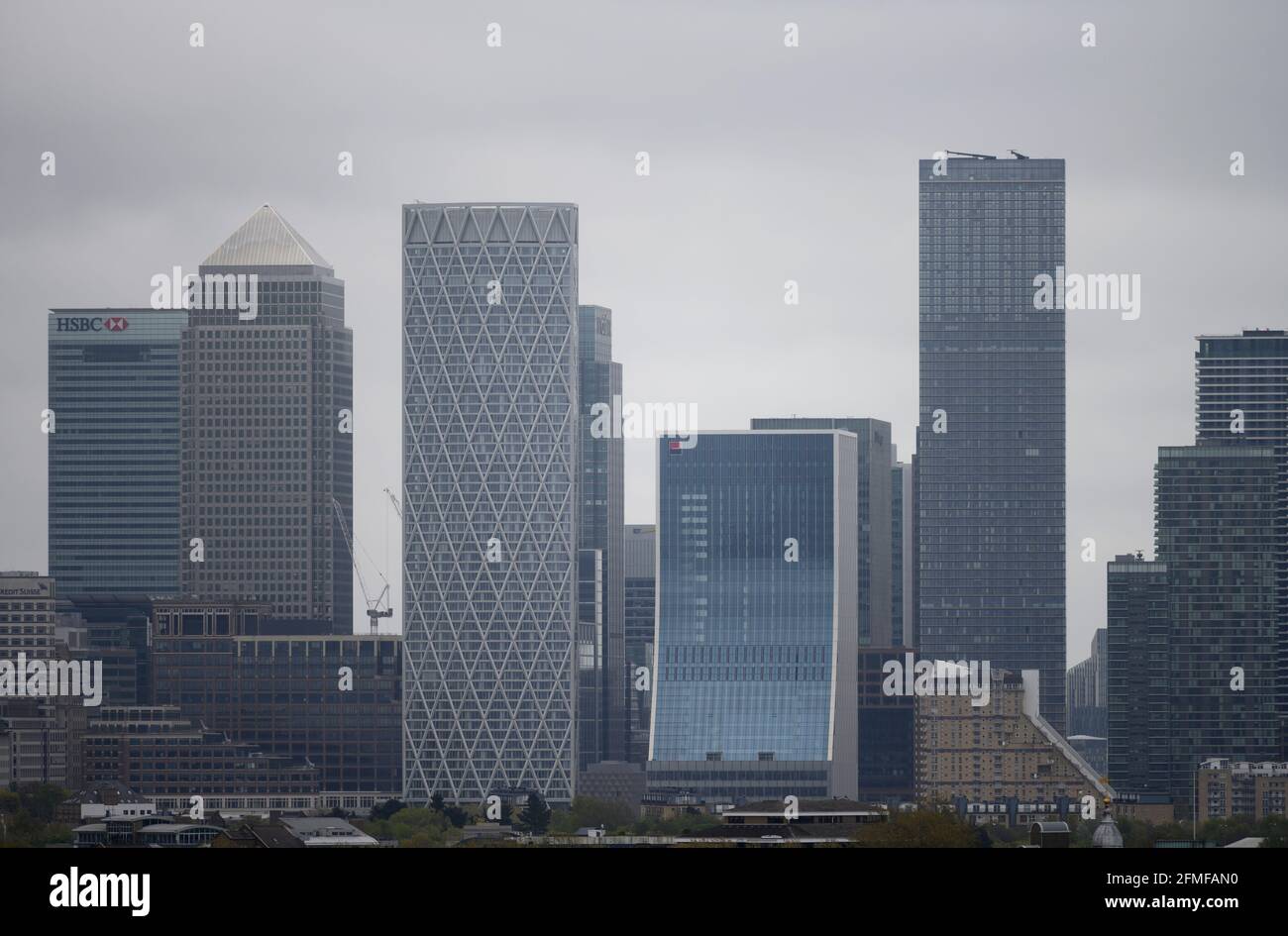 Blick auf die Wolkenkratzer von Canary Wharf vom Balkon in der obersten Etage Des City Hall in London während der Londoner Bürgermeisterwahlen Tag mit grauem Himmel Stockfoto