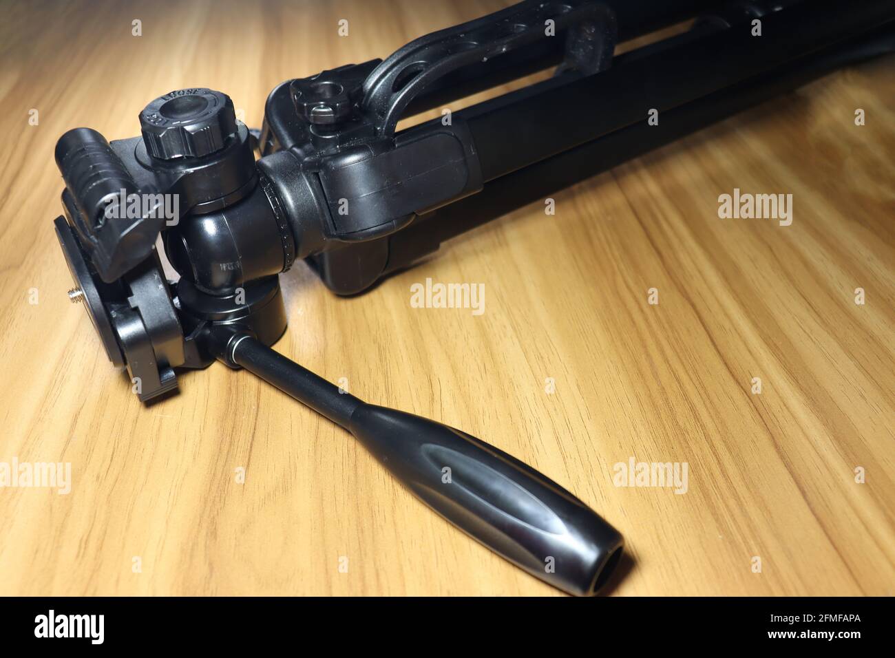 Schwarzes Stativ auf Holztisch zum Fotografieren Stockfoto