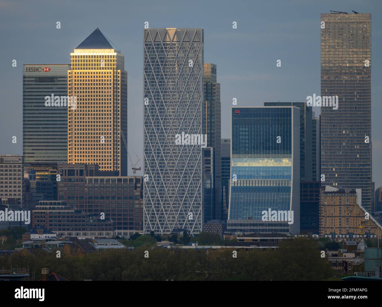 Blick auf die Wolkenkratzer von Canary Wharf vom Balkon in der obersten Etage Des City Hall in London während der Londoner Bürgermeisterwahlen Abend gegen Sonnenuntergang Stockfoto