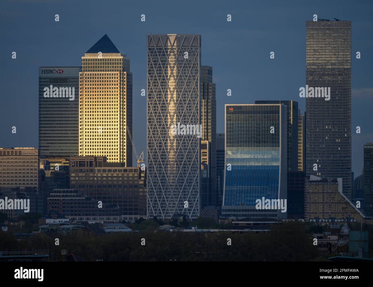 Blick auf die Wolkenkratzer von Canary Wharf in der Abendsonne mit 1 Canada Square, der im goldenen Licht leuchtet. London Docklands Financial District, 8. Mai 2021 Stockfoto