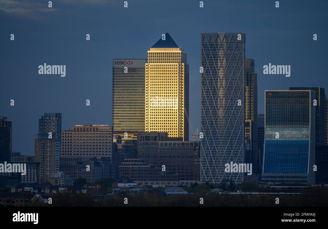 Blick auf die Wolkenkratzer von Canary Wharf in der Abendsonne mit 1 Canada Square, der im goldenen Licht leuchtet. London Docklands Financial District, 8. Mai 2021 Stockfoto