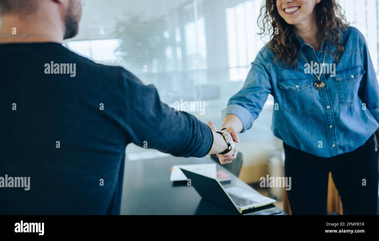 Zugeschnittene Aufnahme eines Handshake von zwei Geschäftsleuten nach erfolgreichem Meeting. Geschäftsfrau schüttelt sich die Hand mit dem Kandidaten. Stockfoto