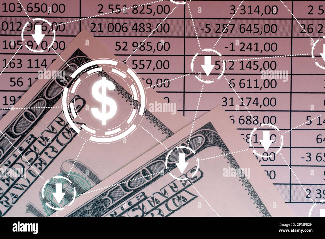 Konzept für sinkende US-Dollar-Währungen mit Abwärtspfeilen im Hintergrund der Charts. Stockfoto