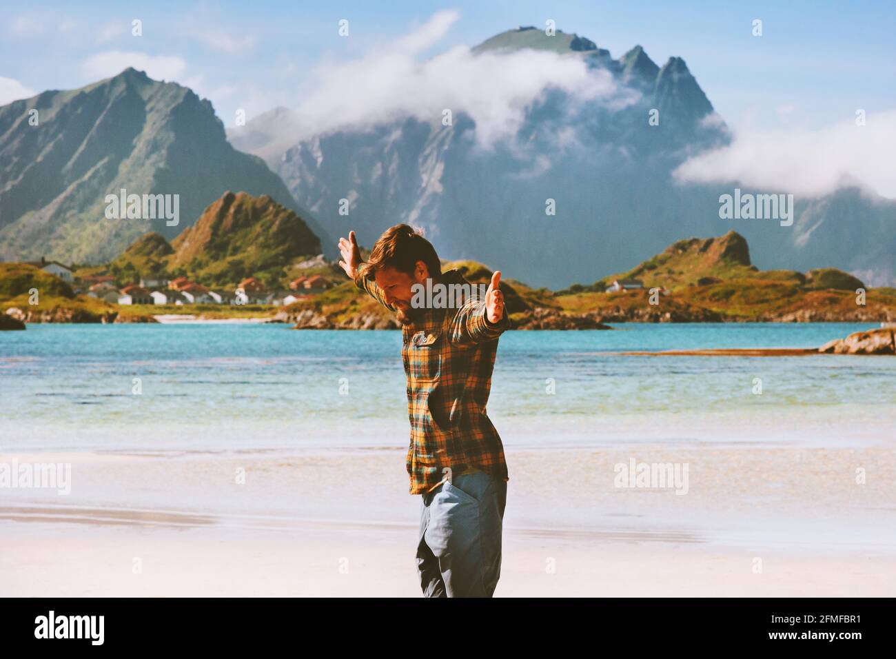 Psychische Gesundheit Mann im Freien Reisenden Hände angehoben genießen Naturblick Aktiv gesund Lifestyle Abenteuer Urlaub in Norwegen Glückliche Emotionen Harmonie Kontra Stockfoto