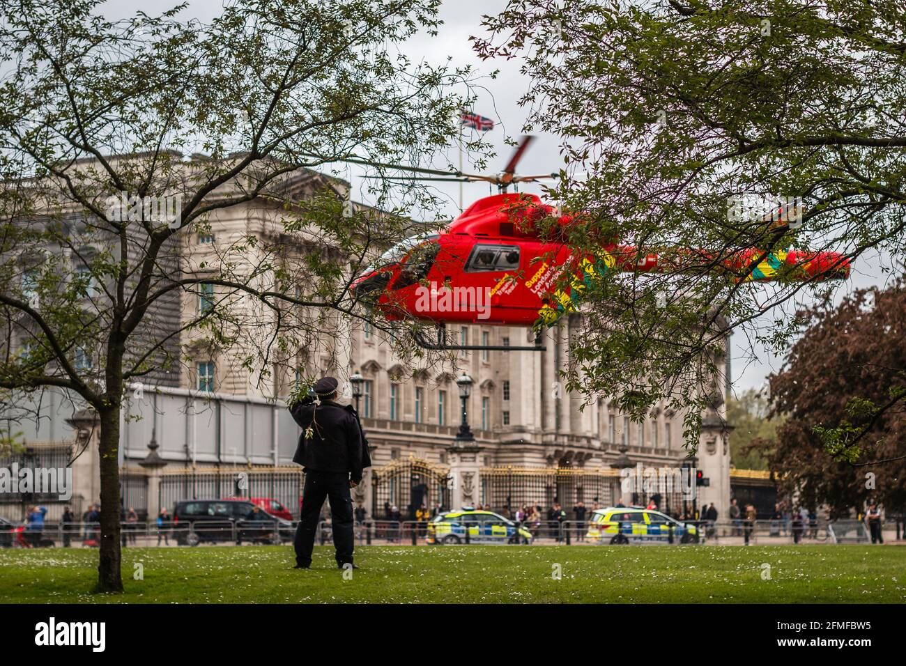 Der Londoner Air Ambulance G-EHMS hebt nach einem Zwischenfall in der Nähe der Victoria Station von der Grünfläche des Buckingham Palace ab Stockfoto