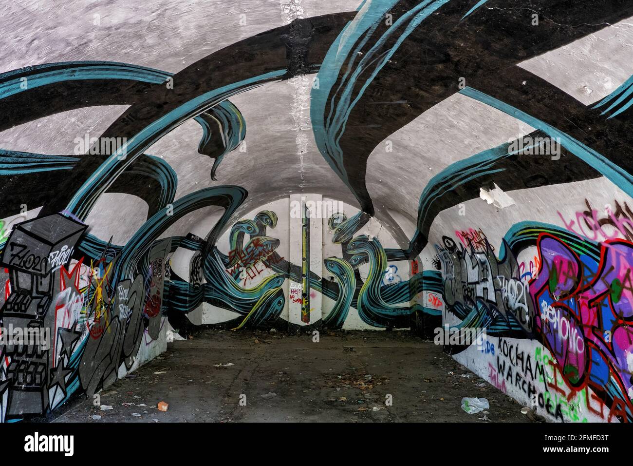 Wandbild mit Schlangenmotiv und Graffitis auf gewölbten Zimmerwänden in verlassenen Fort Bema aus dem 19. Jahrhundert in Warschau, Polen Stockfoto