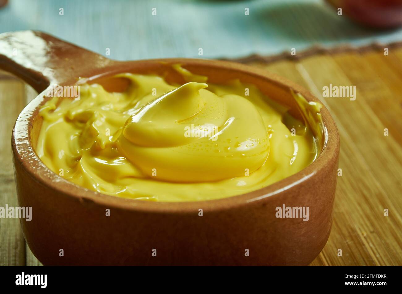 French Beurre Blanc – warme, emulgierte Buttersauce mit Eine Reduktion von Essig Stockfoto