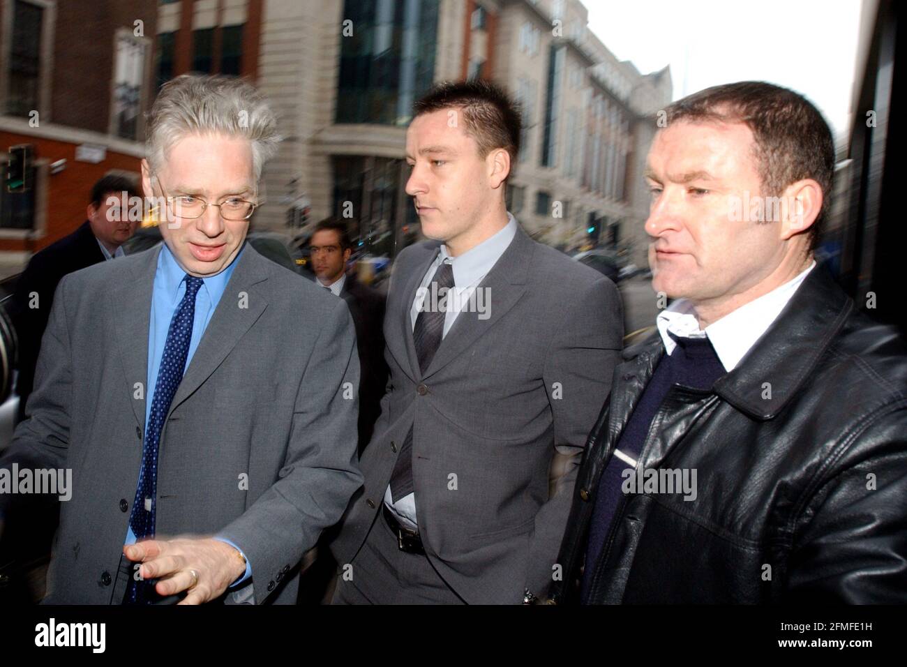 DER CHELSEA-FUSSBALLER JOHN TERRY, DER BEI DEN RICHTERN VON HORSEFERRY EINTRIFFT, WIRD DIES VOR GERICHT BRINGEN MORGEN.9 JANUAR 2001 FOTO ANDY PARADISE Stockfoto