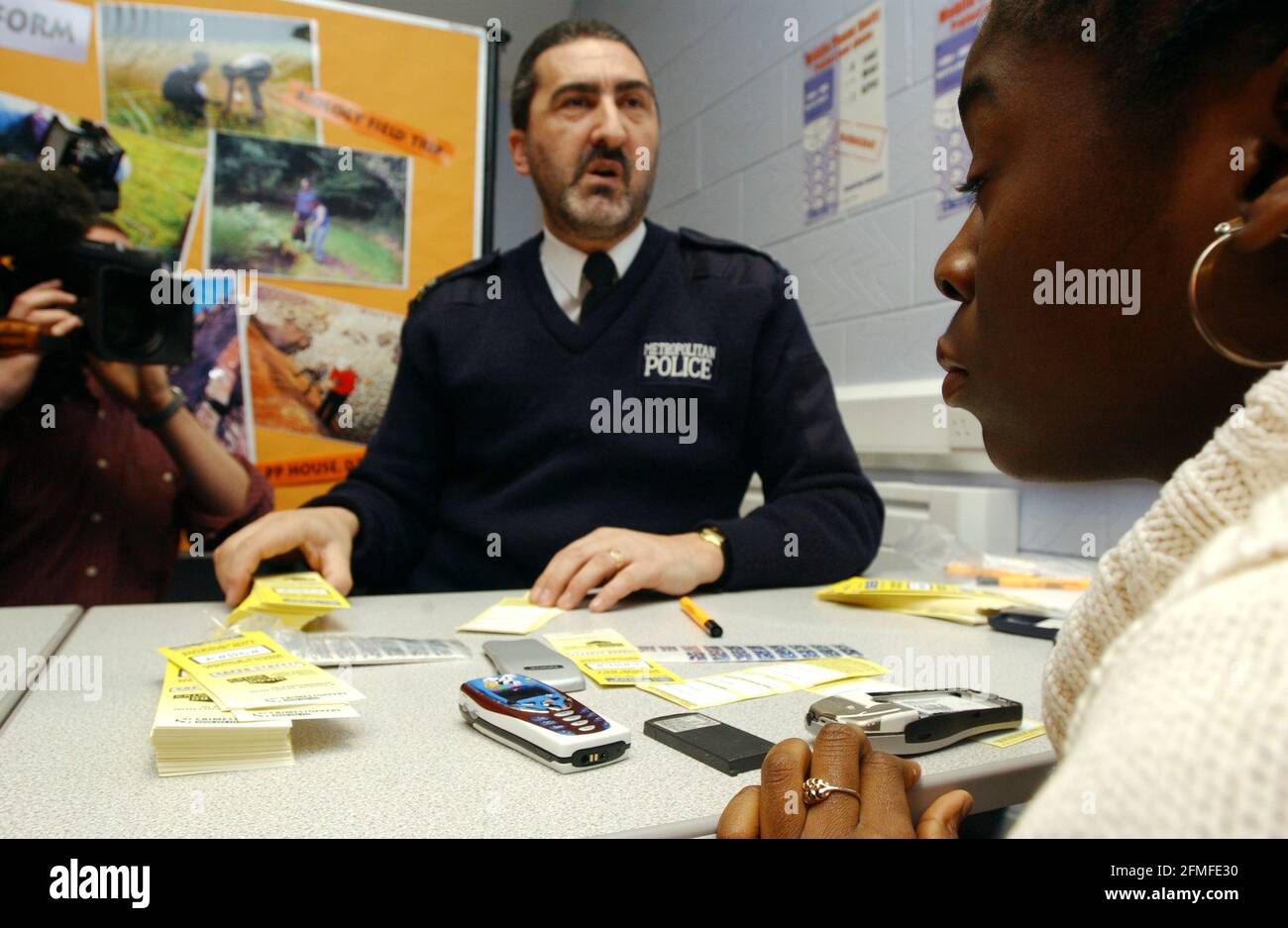 PC JEFF WREN MIT MÄDCHEN VON DER ST OLAVE'S SCHULE IN SOUTHWARK, DAS BEWUSSTSEIN FÜR DIE BEDROHUNG DURCH HANDY THEFT,8 JANUAR 2002 FOTO ANDY PARADISE Stockfoto