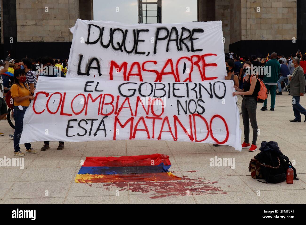 Nicht exklusiv: MEXIKO-STADT, MEXIKO - 8. MAI: Kolumbianerinnen halten ein Plakat, während sie an einer Demonstration am Monument of Revolution teilhaben, um gegen t zu protestieren Stockfoto