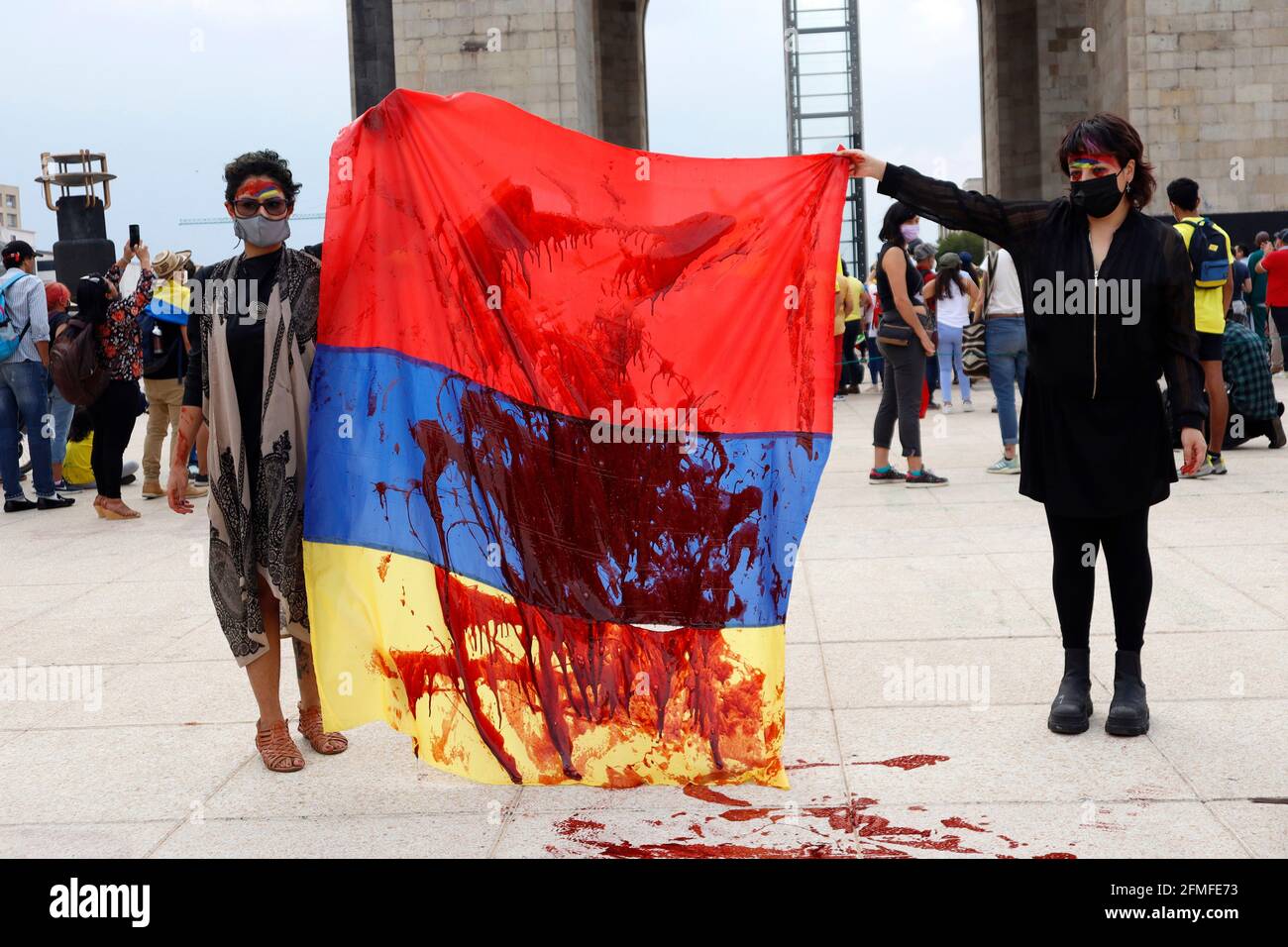 Nicht exklusiv: MEXIKO-STADT, MEXIKO - 8. MAI: Kolumbianische Frauen halten eine kolumbianische Flagge, während sie sich einer Demonstration am Monument of Revolution anschließt, um gegen die protestgesellschaft zu protestieren Stockfoto