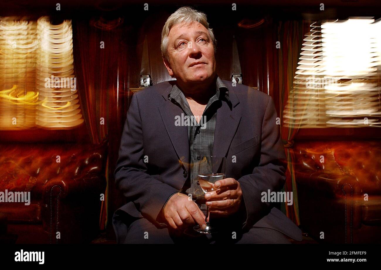 FÜR FUNKTIONEN. AUTOR VON „NUR NARREN UND PFERDE..“ JOHN SULLIVAN.29. November 2001 FOTO ANDY PARADISE parekd von john voos 30. November 2001 Stockfoto