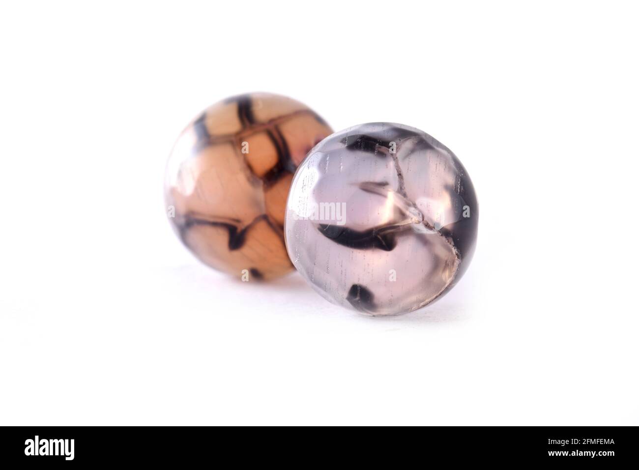 Gemusterte Achatperlen isoliert auf weißen, runden Achatperlen, Halbedelsteinen. Natürliche Mineralperlen. Perlen aus Natursteinen, um Schmuck zu kreieren. Stockfoto