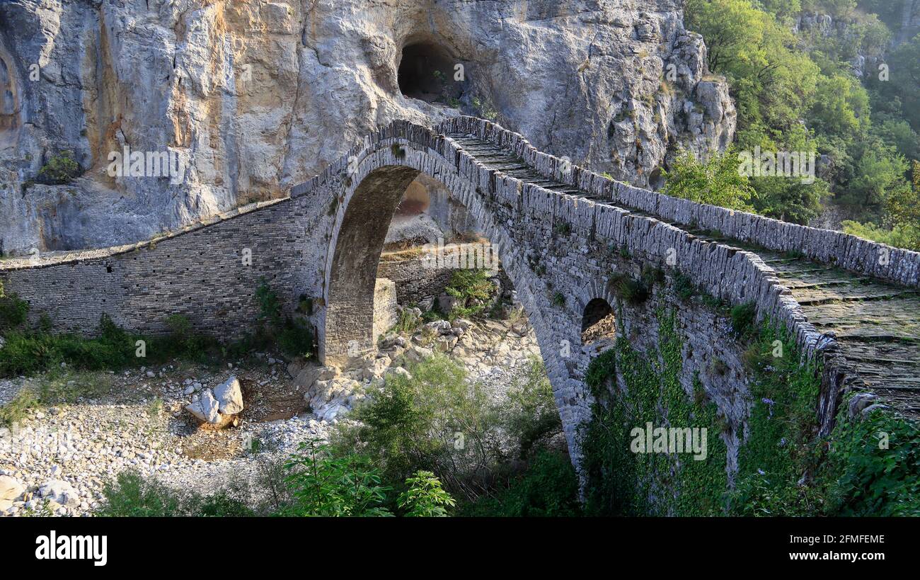 Alte Steinbrücke von Kokkori, Zagori Ioannina, Epirus, Griechenland Stockfoto