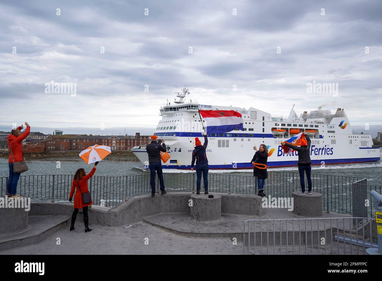 Eine Gruppe Holländer winkt ihren Freunden auf einer Brittany Ferry ab, als sie das Vereinigte Königreich verlassen, um nach Frankreich zu ziehen. Bilddatum: Sonntag, 9. Mai 2021. Stockfoto