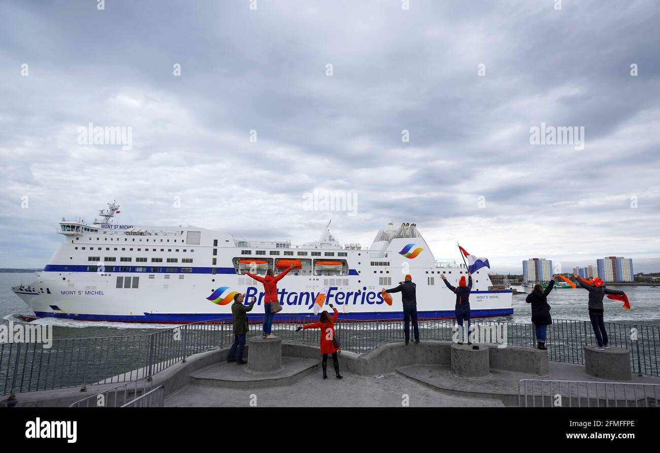 Eine Gruppe Holländer winkt ihren Freunden auf einer Brittany Ferry ab, als sie das Vereinigte Königreich verlassen, um nach Frankreich zu ziehen. Bilddatum: Sonntag, 9. Mai 2021. Stockfoto