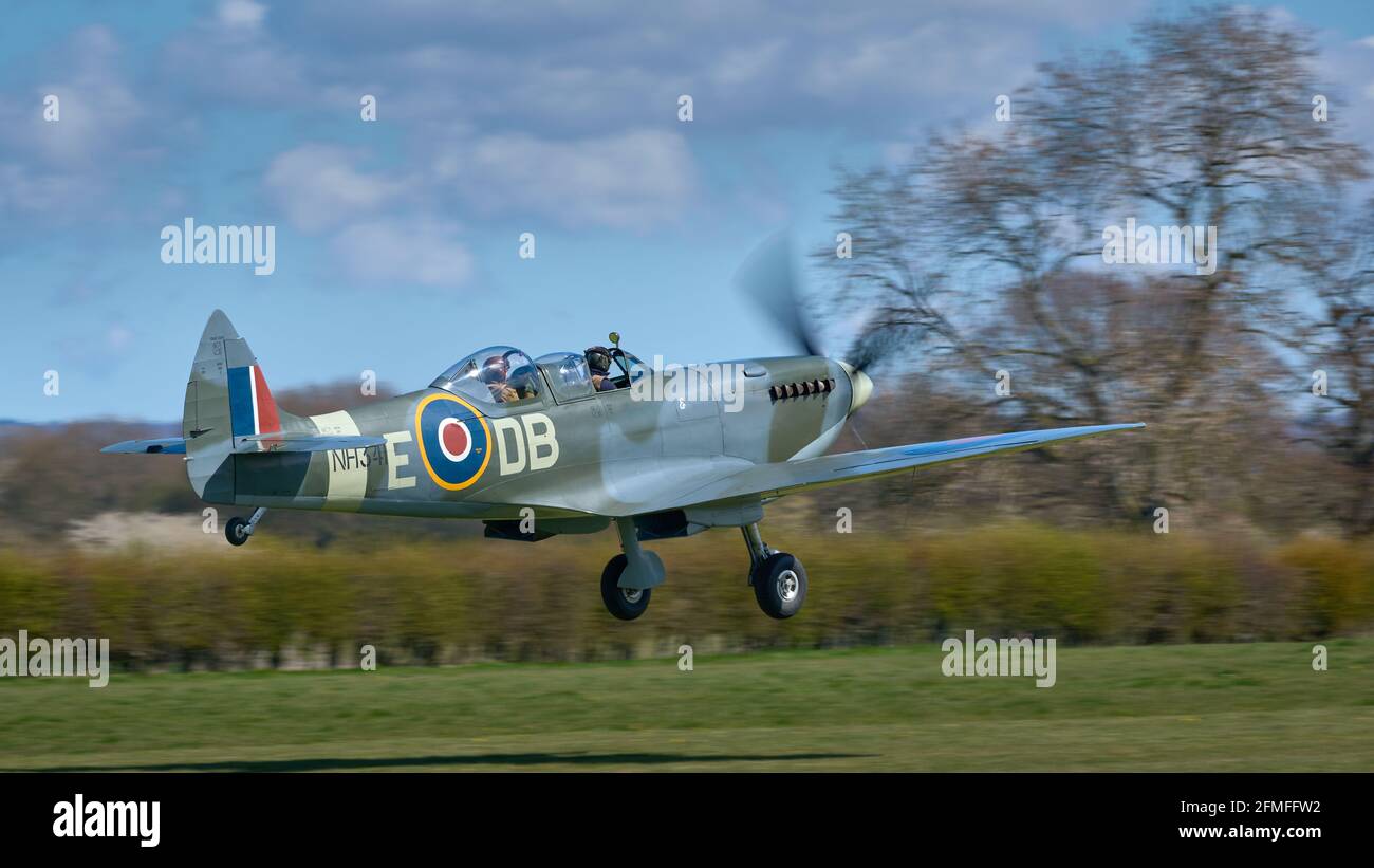 Spitfire mit zwei Sitzen im Headcorn Airfield Stockfoto