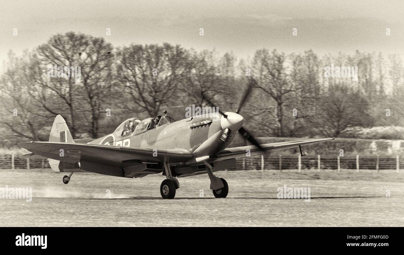 MkIX Spitfire mit zwei Sitzplätzen auf dem Flugplatz Headcorn Stockfoto