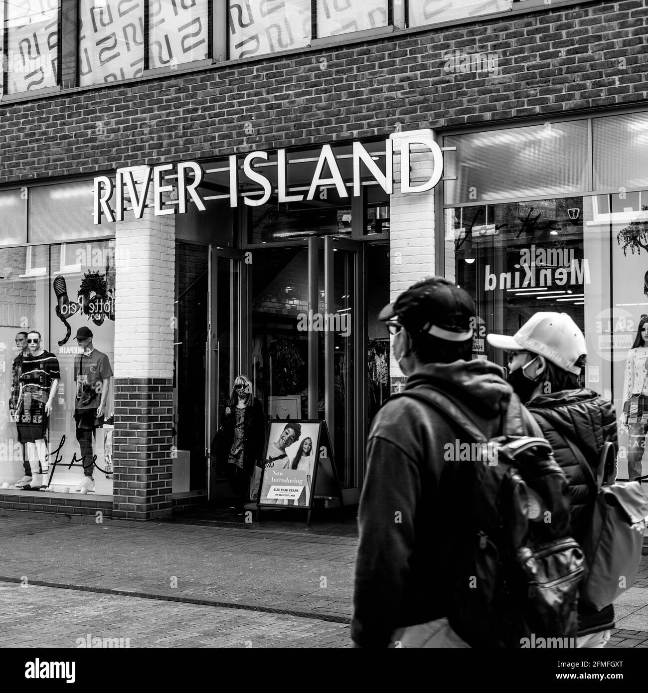 Kingston upon Thames London, 07 2021. Mai, zwei Menschen oder Einkäufer, die an EINEM Fashion-Shop-Front auf River Island vorbeilaufen Stockfoto