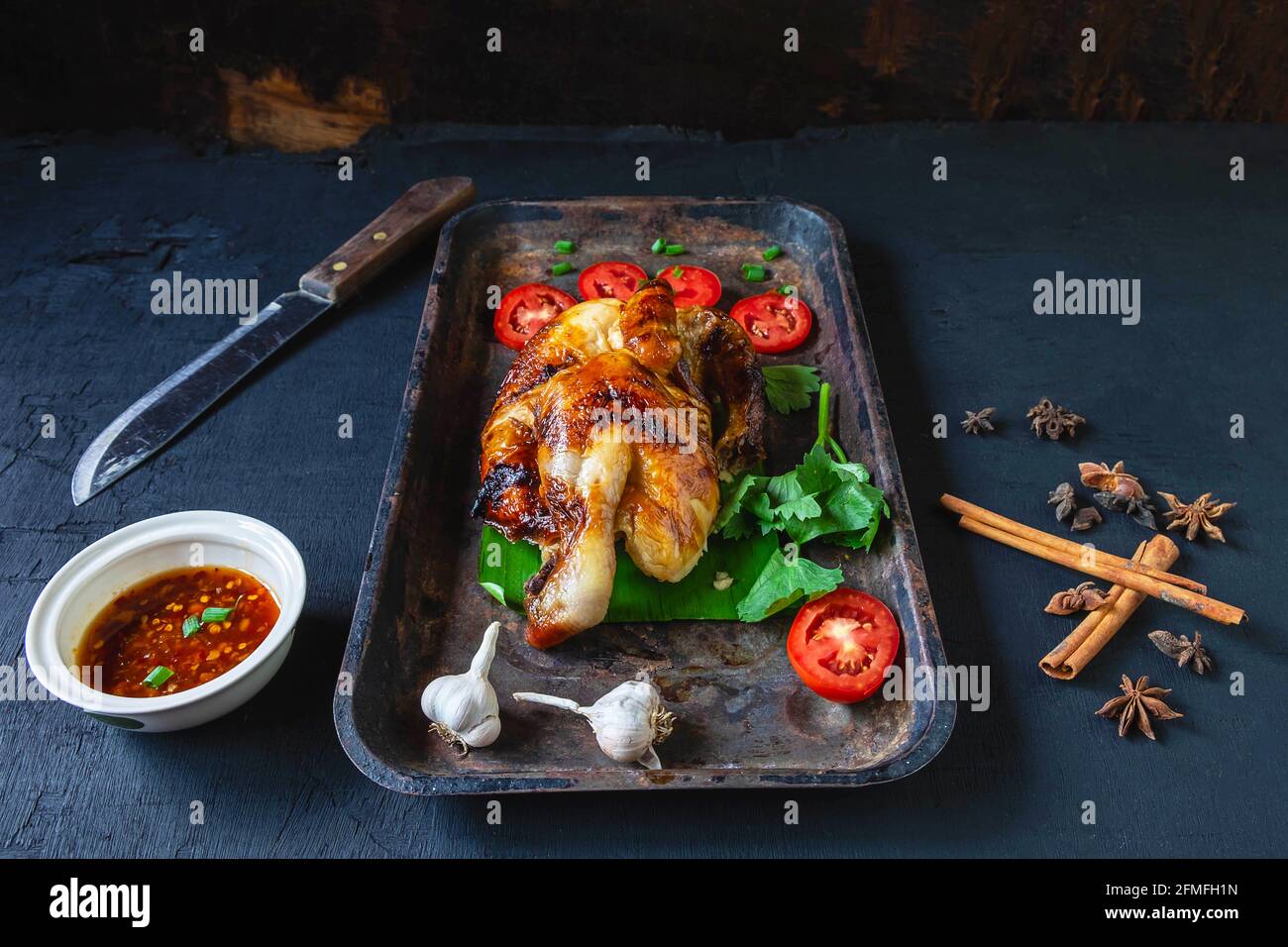 Gegrillte Hähnchengerichte und Dipping Sauce aus dem Ofen auf Ein schwarzer Hintergrund Stockfoto