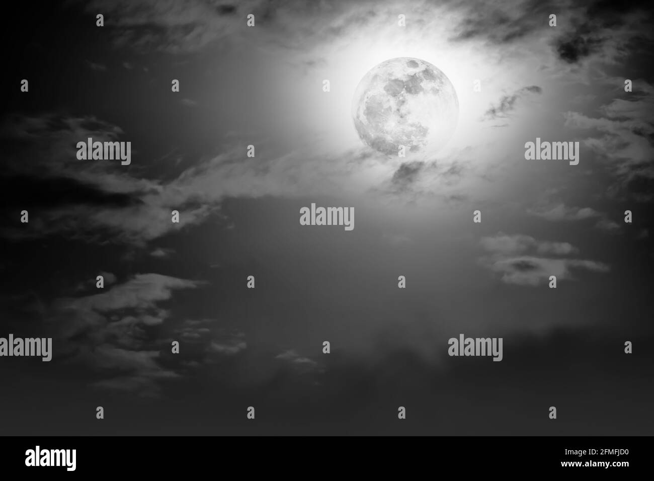 Hintergrund des Nachthimmels mit Wolke und Vollmond mit Glanz. Natürliche Schönheit bei Nacht mit Mond hinter Wolken in Schwarz-Weiß-Stil. Vintage-Effekt Stockfoto