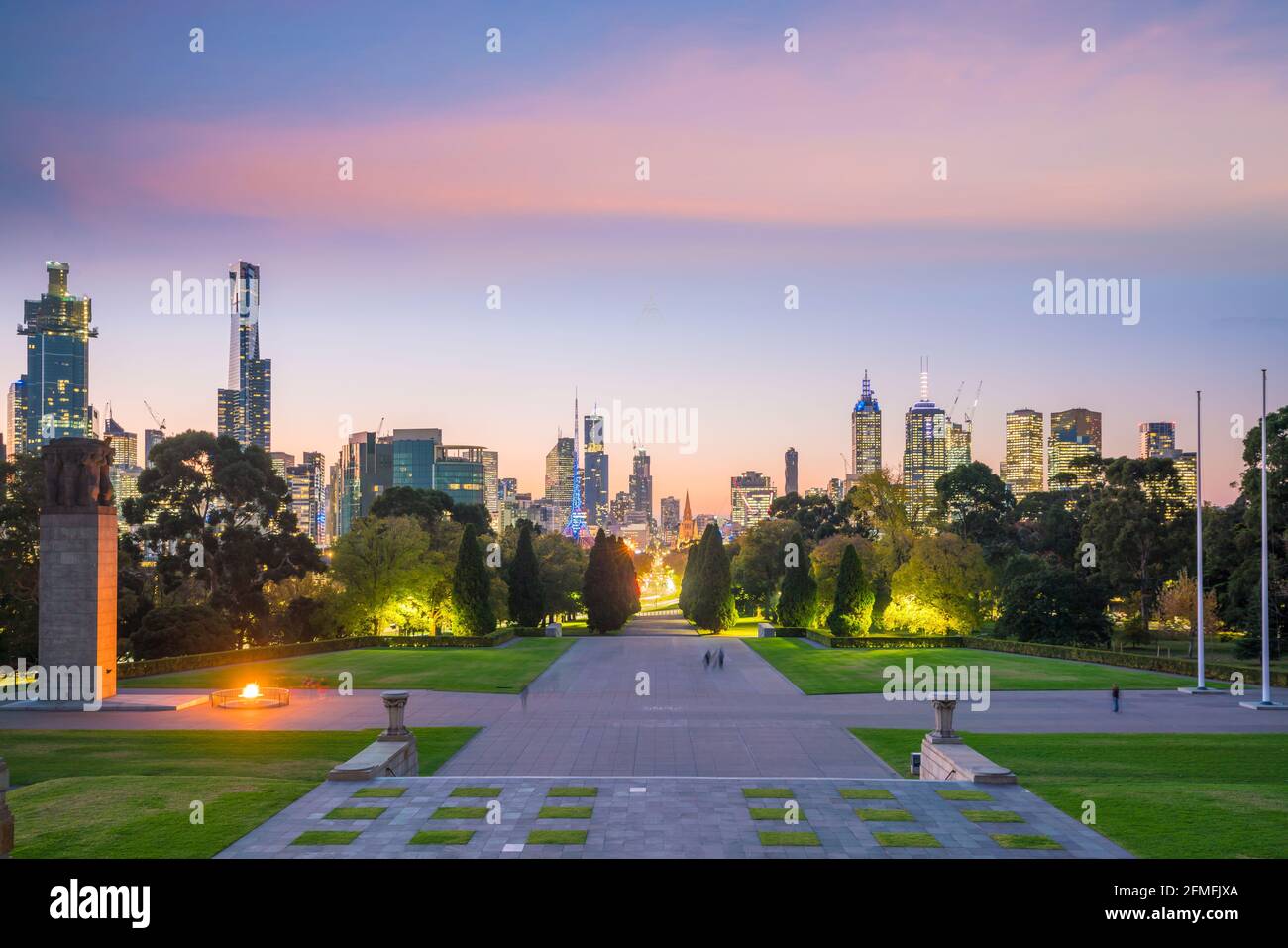 Panoramablick auf die Skyline von Melbourne bei Dämmerung in Australien Stockfoto