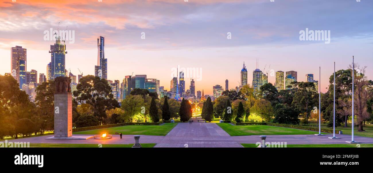 Panoramablick auf die Skyline von Melbourne bei Dämmerung in Australien Stockfoto