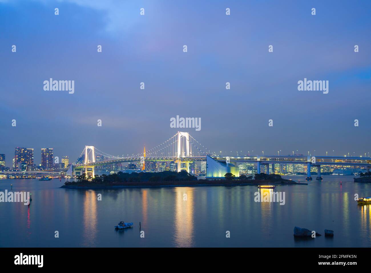 Regenbogenbrücke am Abend in odaiba in Japan. Bulidng und Wolkenkratzer in der Stadt. Stockfoto