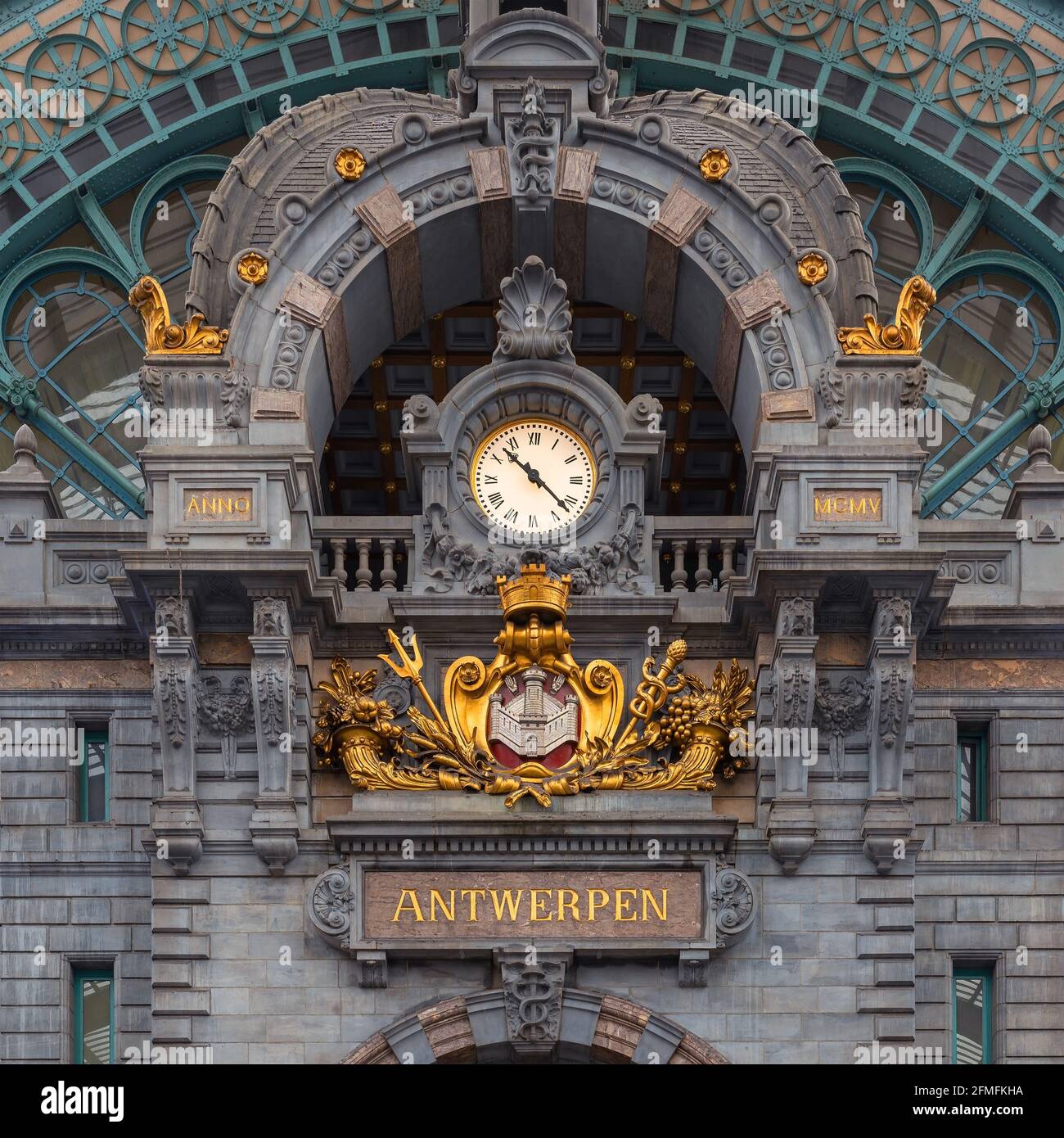 Hauptbahnhof im Antwerpener Innenraum mit klassischer Uhr (Centraal Station Antwerpen), Belgien. Stockfoto