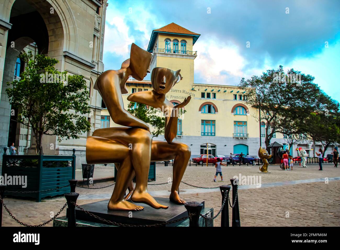 HAVANNA, KUBA - 26. NOVEMBER 2015: La Conversacion von Etienne Pirot, installiert auf der Plaza de San Francisco in Havanna, Kuba. Skulptur stellt die dar Stockfoto