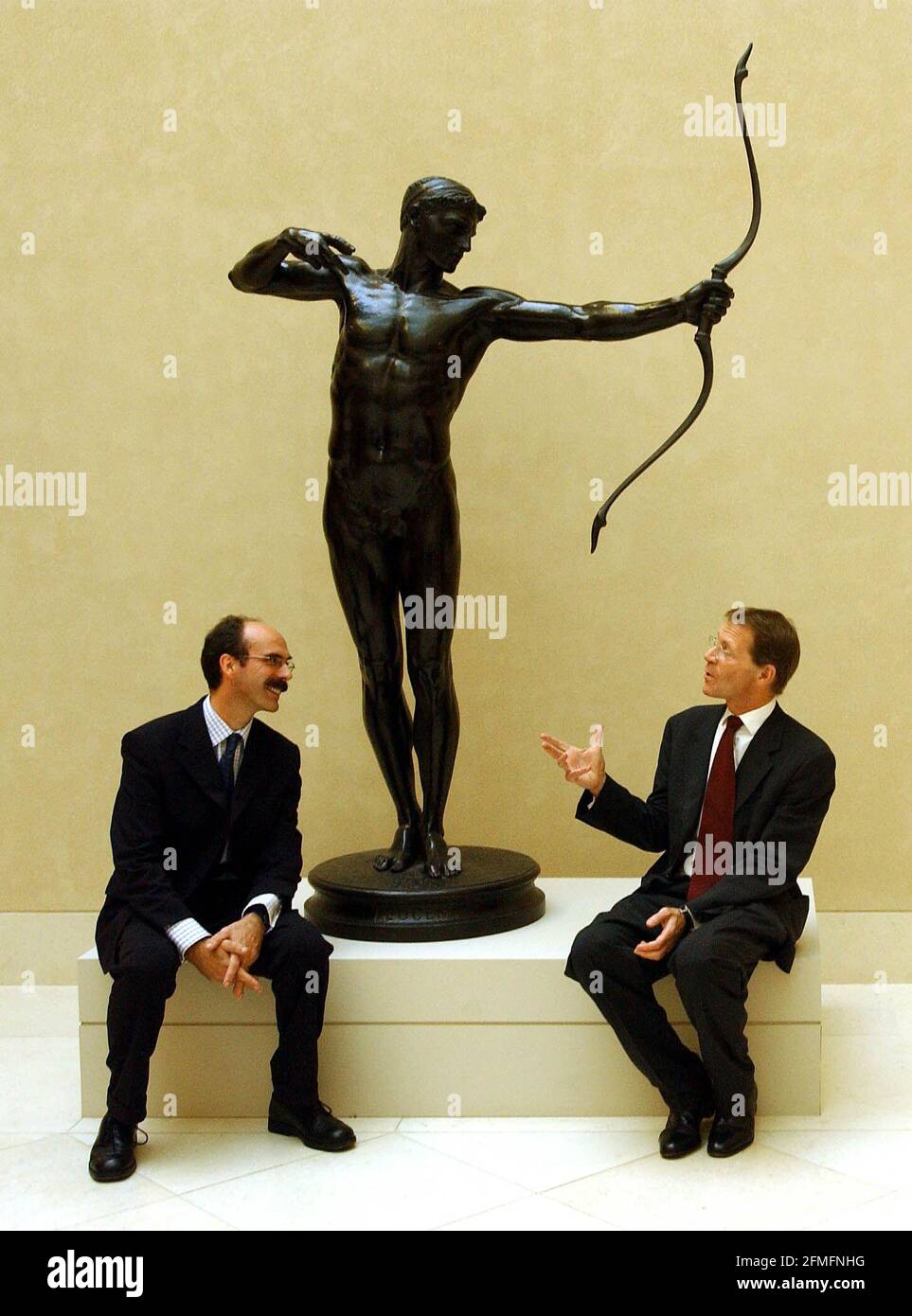 DER DIREKTOR DER TATE, SIR NICHOLA SEROTA (RECHTS), SPRICHT MIT DR. STEPHEN DEUCHAR DIREKTOR DER TATE BRITAIN BEI DER STATUE VON TEUCER VON HAMO THORNYCROFT IM NEUEN FOYER VON MANTON AUF DER TATE BRITAIN.29. OKTOBER 2001 FOTO ANDY PARADISE Stockfoto