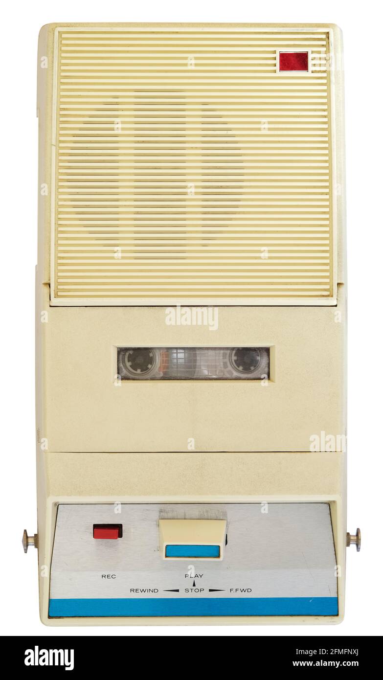 Vintage grungy Kassettenrekorder und Kassettenband aus den siebziger Jahren, Vintage Audio-Ausrüstung isoliert auf weißem Hintergrund Stockfoto
