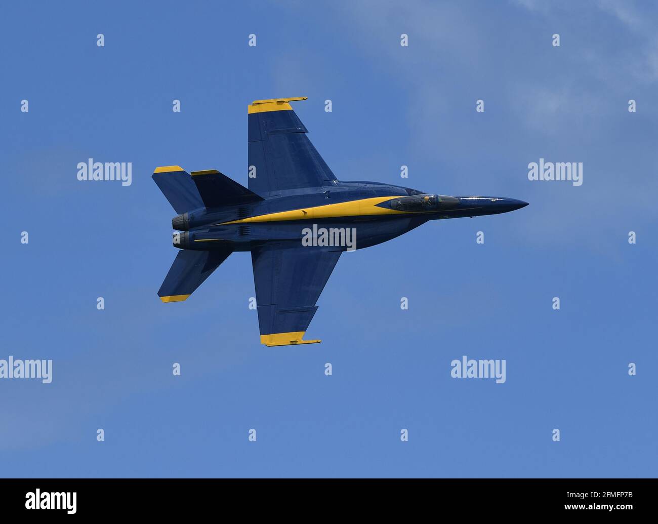 Fort Lauderdale, FL, USA. Mai 2021. Die Blue Angels Boeing F/A-18 Super Hornet der US Navy wird während der Fort Lauderdale Air Show am Fort Lauderdale Beach am 8. Mai 2021 in Fort Lauderdale, Florida, gesehen. Quelle: Mpi04/Media Punch/Alamy Live News Stockfoto