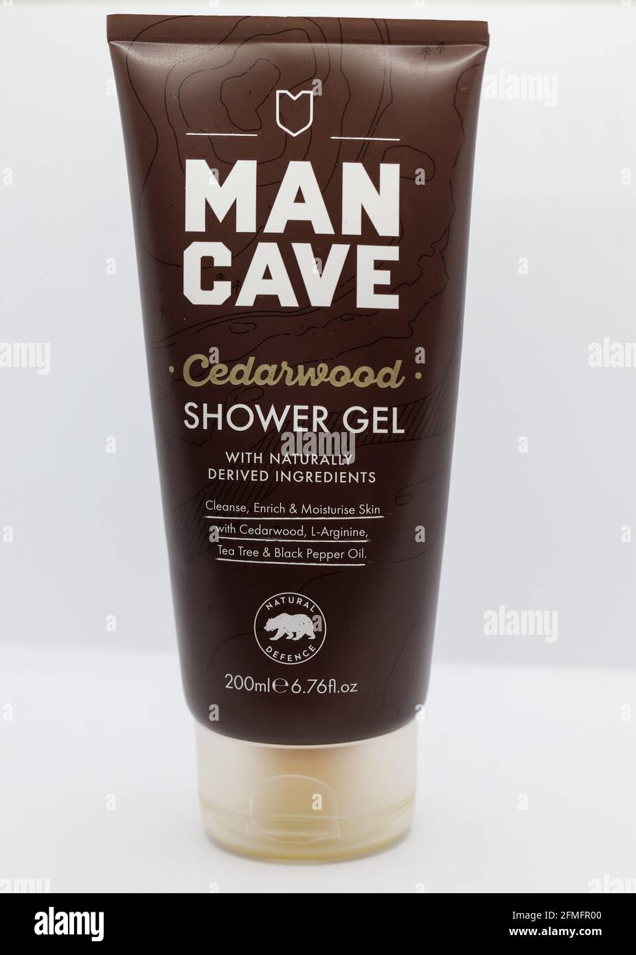 CHESTER, GROSSBRITANNIEN: 1. MAI 2021: Man Cave ist eine beliebte Hautpflegemarke für Männer, die in Großbritannien häufig anzutreffen ist. Abgebildet ist das Zedernholz-Duschgel Stockfoto