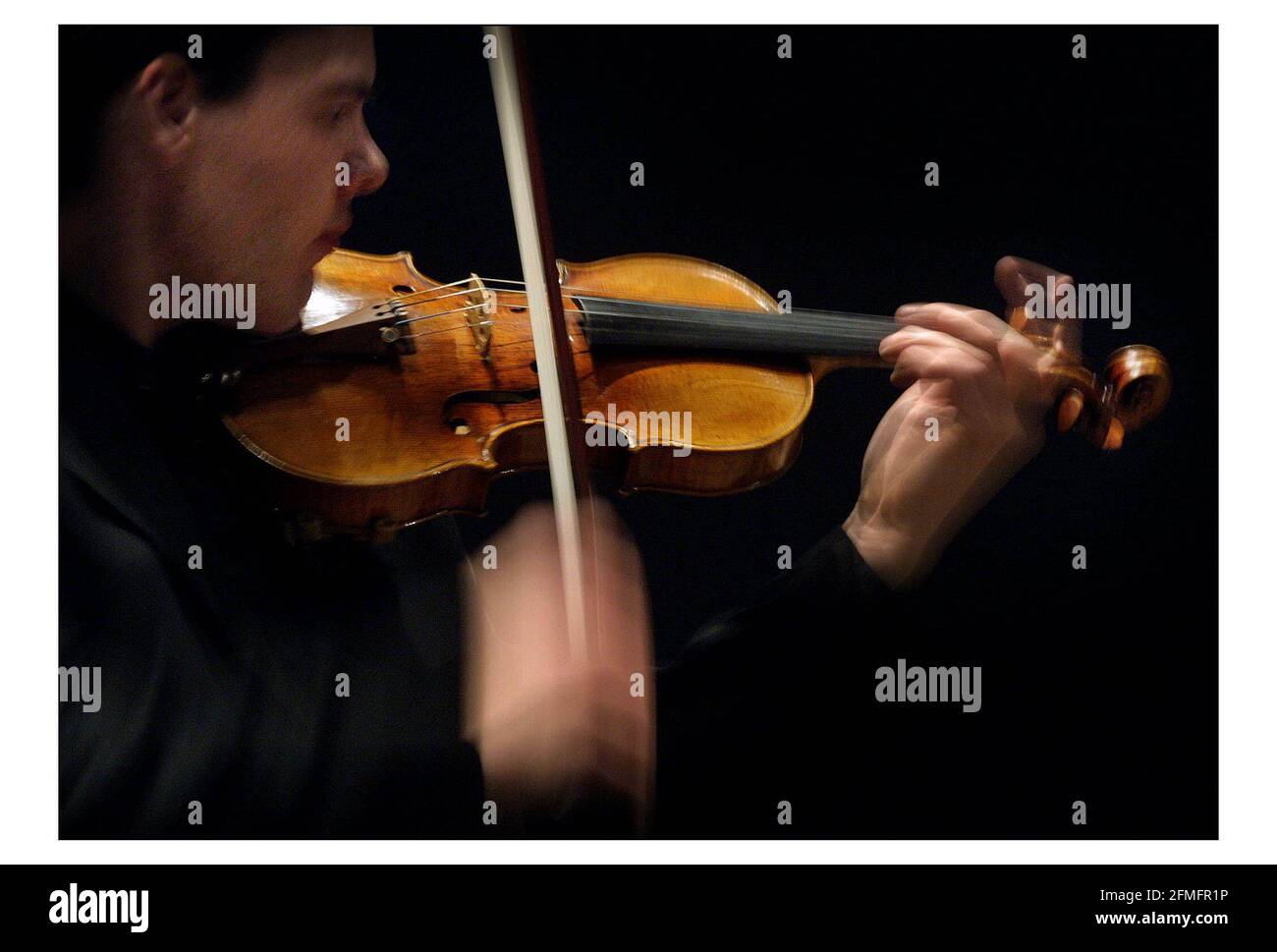 Eine seltene Geige von Pietro Guarneri, eine von nur 9 Geigen des renommierten Herstellers, die in den letzten 20 Jahren bei einer Auktion erschienen sind. Gespielt von Martin Gwilym-Jones. Versteigerung bei Sotheby's, London, on11. März 2003. (Schätzungsweise 200 bis 250 000) pic David Sandison 25/2/2003 Stockfoto