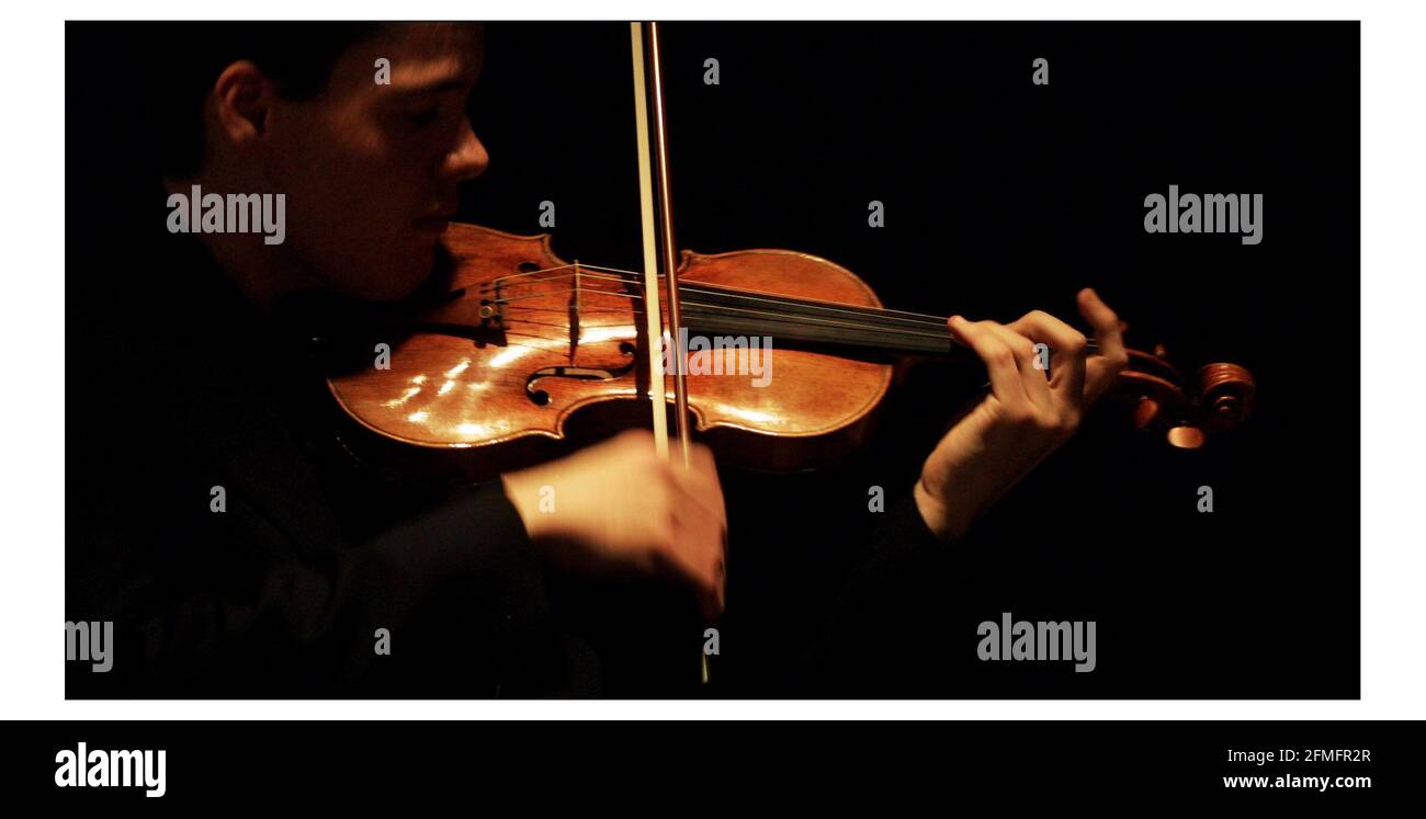 Eine seltene Geige von Pietro Guarneri, eine von nur 9 Geigen des renommierten Herstellers, die in den letzten 20 Jahren bei einer Auktion erschienen sind. Gespielt von Martin Gwilym-Jones. Versteigerung bei Sotheby's, London, on11. März 2003. (Schätzungsweise 200 bis 250 000) pic David Sandison 25/2/2003 Stockfoto