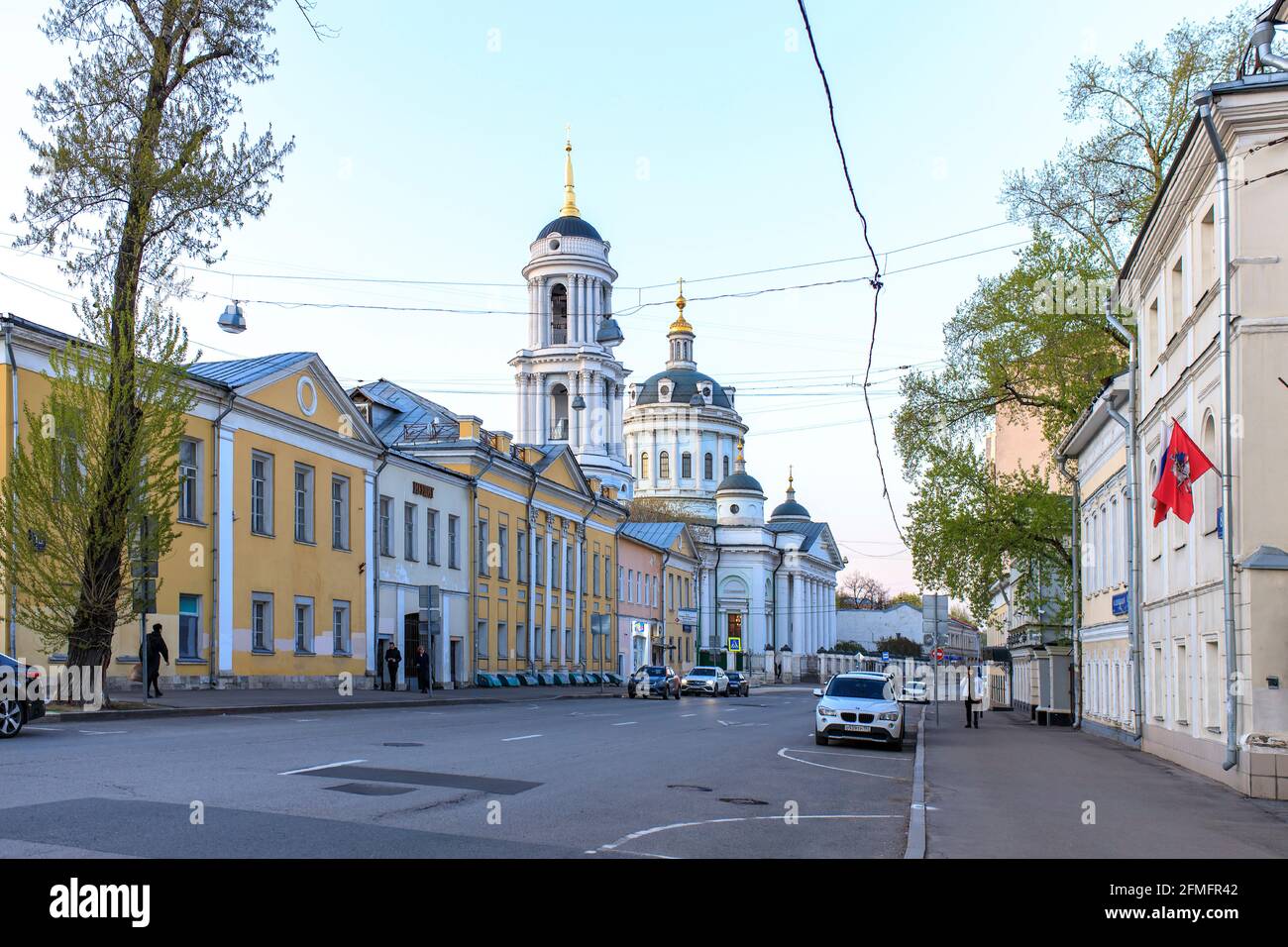 MOSKAU, RUSSLAND - 02. Mai 2021. Die Kirche des heiligen Martin des Bekenners, Papst von Rom (der Himmelfahrt). Eines der am besten erhaltenen Denkmäler der Klassik Stockfoto