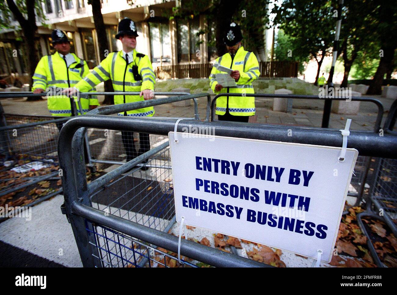 DER UMFANG DER US-BOTSCHAFT IN GROSVENOR SQ. LONDON. DIE GESAMTE UNMITTELBARE UMGEBUNG WURDE MIT DOPPELGELÄNDERN UND POLIZEI AN EINIGEN KONTROLLPUNKTEN GESICHERT.12. OKTOBER 2001 FOTO ANDY PARADISE Stockfoto