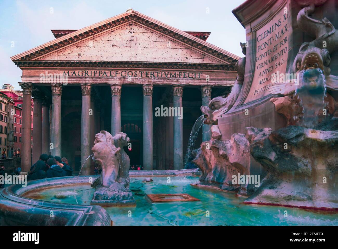 Rom, Italien. Das Pantheon auf der Piazza della Rotonda. Das historische Zentrum von Rom ist ein UNESCO-Weltkulturerbe. Stockfoto