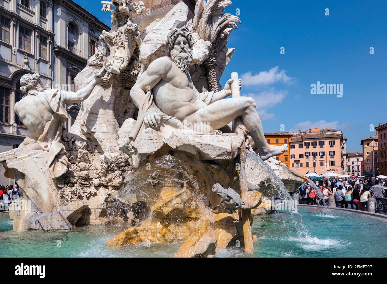 Rom, Italien. Piazza Navona. Fontana dei Quattro Fiumi oder Brunnen der vier Wasserströmchen, geschaffen von Gian Lorenzo Bernini. Das historische Zentrum von Rom ist Stockfoto