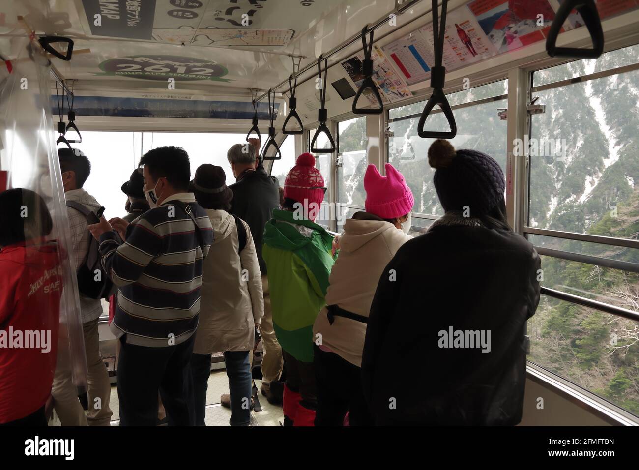 komagane, nagano, japan, 05-08-2021, Menschen in der Komagatake-Seilbahn zum Senjojiki Circle. Stockfoto