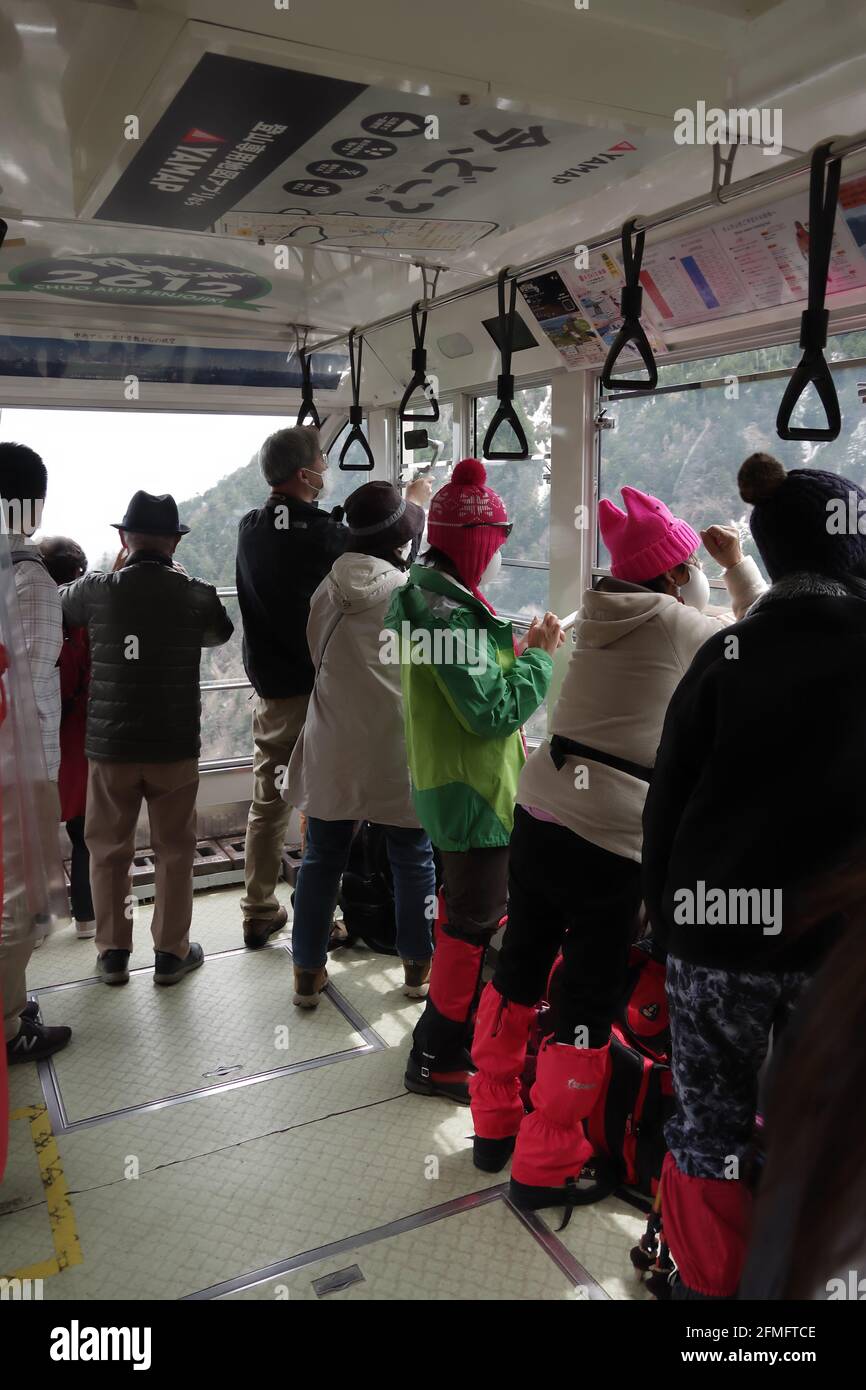 komagane, nagano, japan, 05-08-2021, Menschen in der Komagatake-Seilbahn zum Senjojiki Circle. Stockfoto