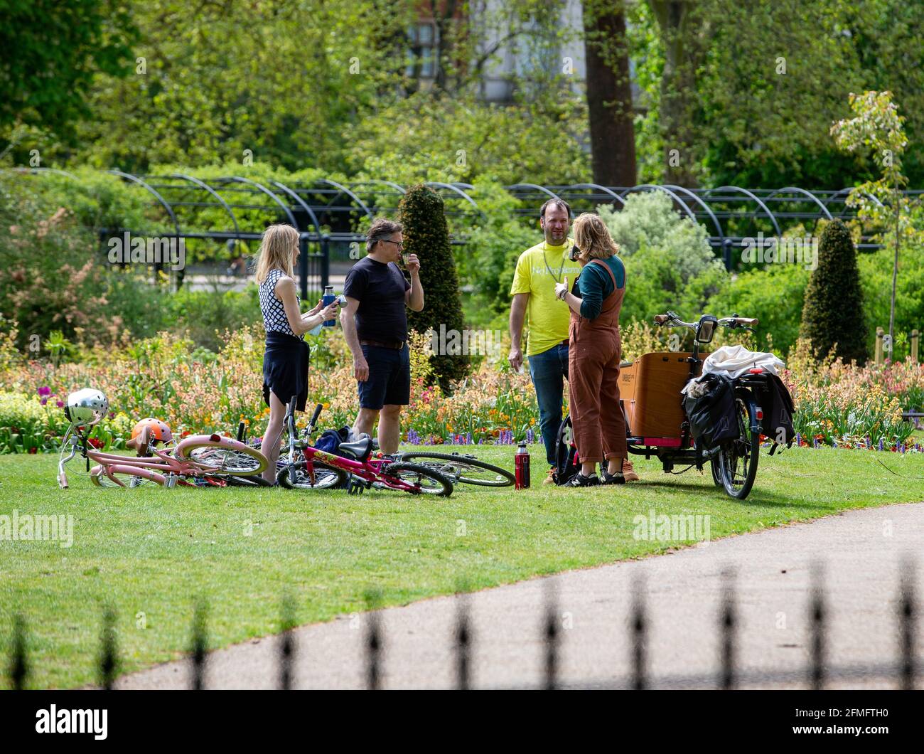 London, Großbritannien. Mai 2021. Die Menschen genießen das schöne Wetter im Hyde Park, London, da die Temperaturen auf 19 Grad Celsius eingestellt sind. Dies kommt nach dem kältesten April seit mehr als 50 Jahren. Kredit: Mark Thomas/Alamy Live Nachrichten Stockfoto