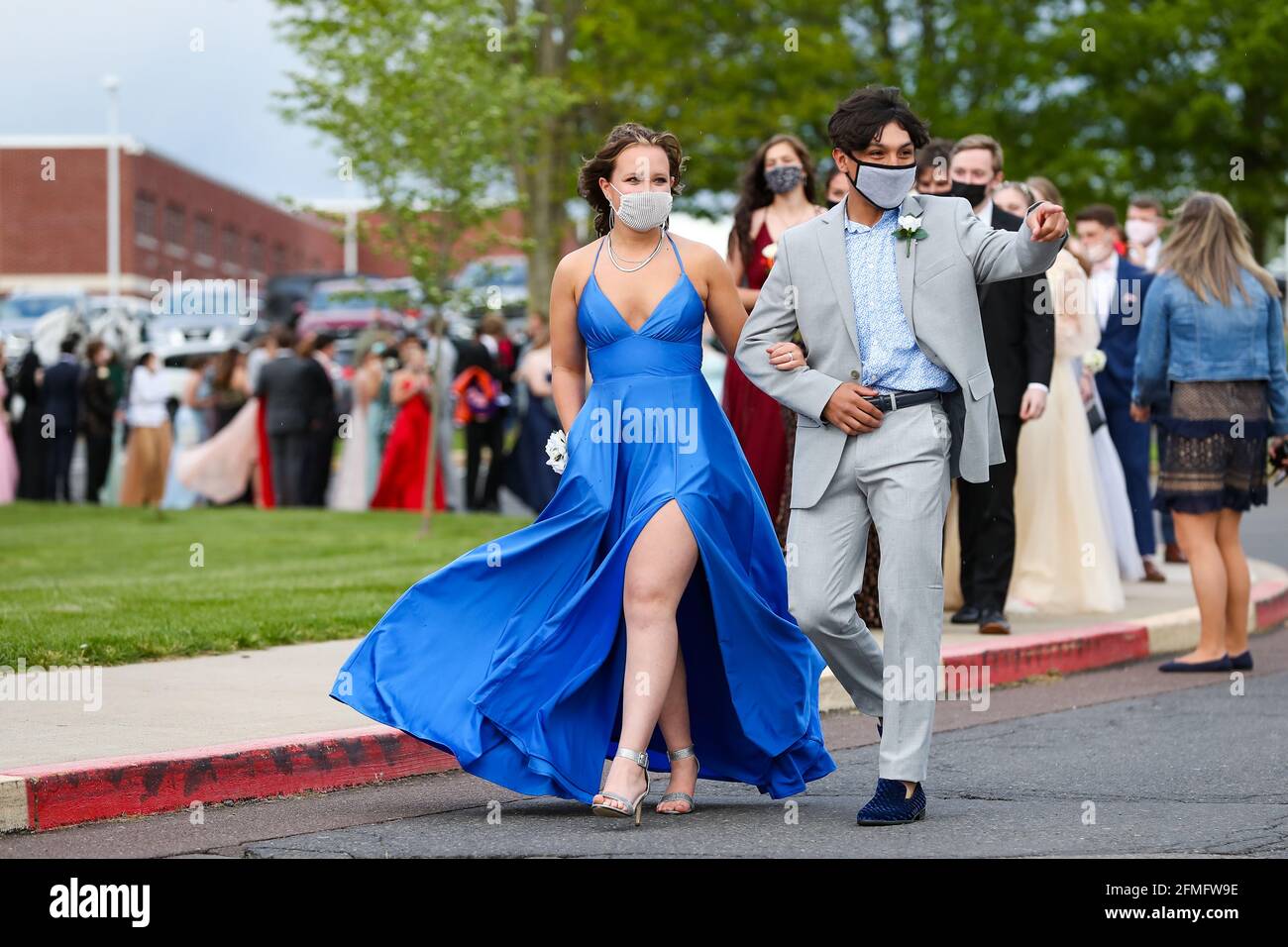 Die Schüler kommen zum Abschlussball 2021 an der Danville Area High School an.die Schule verlangte von den Teilnehmern, Masken zu tragen und zu bestätigen, dass sie keine Symptome oder Kontakt mit Personen mit COVID-19 hatten. Stockfoto