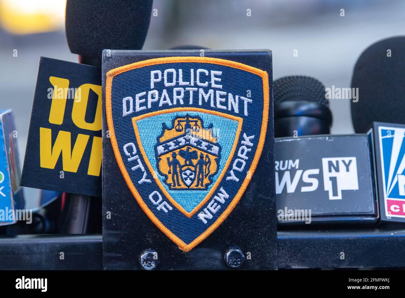 Ein Abzeichen der New York City Police Department (NYPD), das auf einem Podium auf dem Times Square zu sehen ist. Berichten zufolge wurden bei einer Schießerei in der Nähe der West 44th Street und der 7th Avenue auf dem belebten Times Square in New York zwei Frauen und ein vierjähriges Mädchen verletzt. Stockfoto