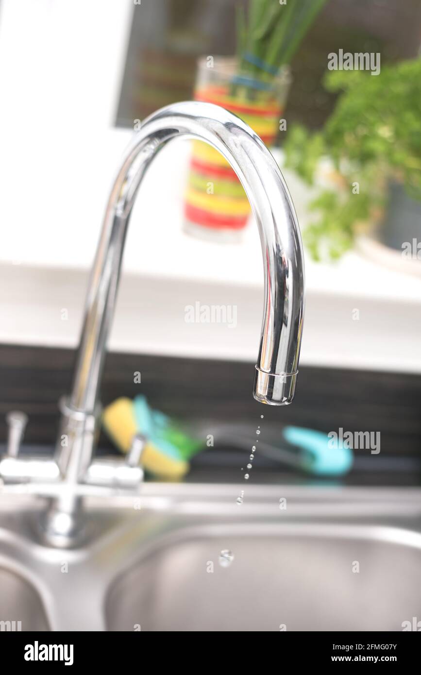 Küchenarmatur auf hellem Hintergrund isoliert. Wassersparende Lösungen. Stockfoto